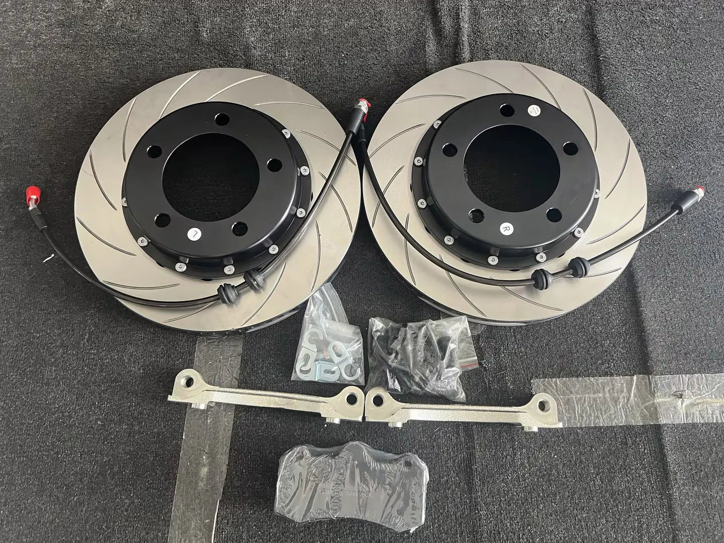 High-performance front brake kit with 6 pot brake calipers and 355*32mm brake discs suitable for Haval Jolion 2025 19-inch wheel