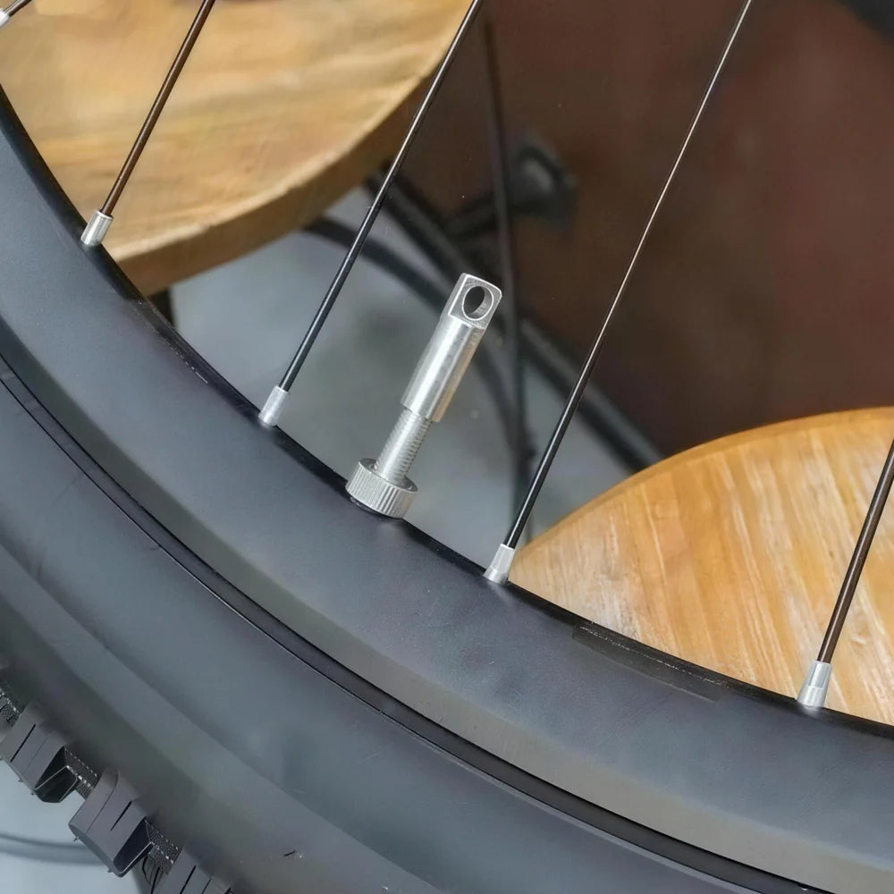 The valve of a bicycle tubeless tire is suitable for road bikes, mountain bikes, and tubeless wheels.