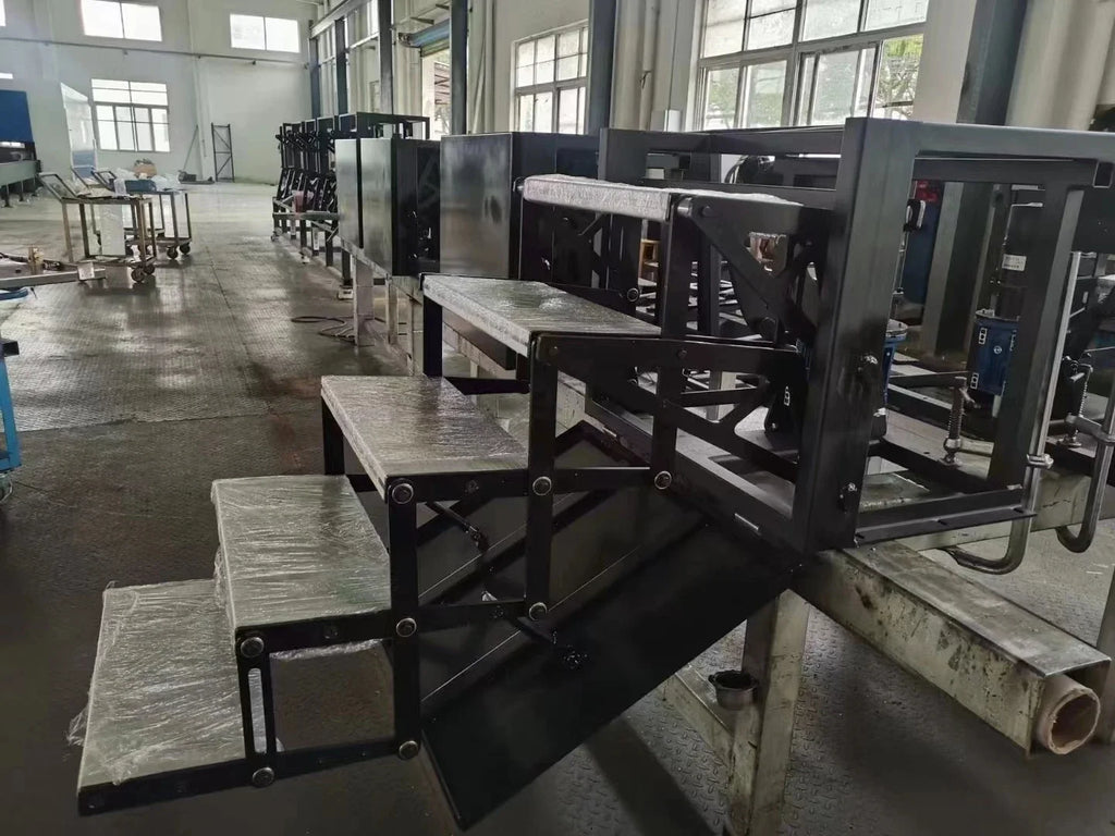 Escalones plegables eléctricos automáticos para camiones pesados ​​y camiones de comando, accesorios interiores para autocaravanas.