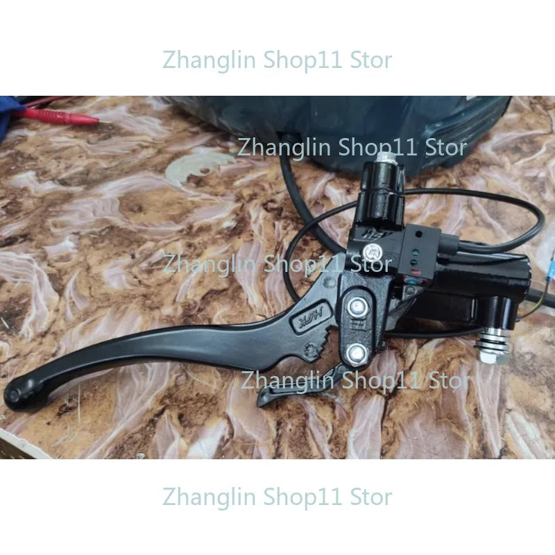 Triciclo eléctrico de cuatro ruedas Bomba de freno de coche eléctrico Freno de disco delantero, trasero, izquierdo y derecho Manija de freno izquierda y derecha a juego