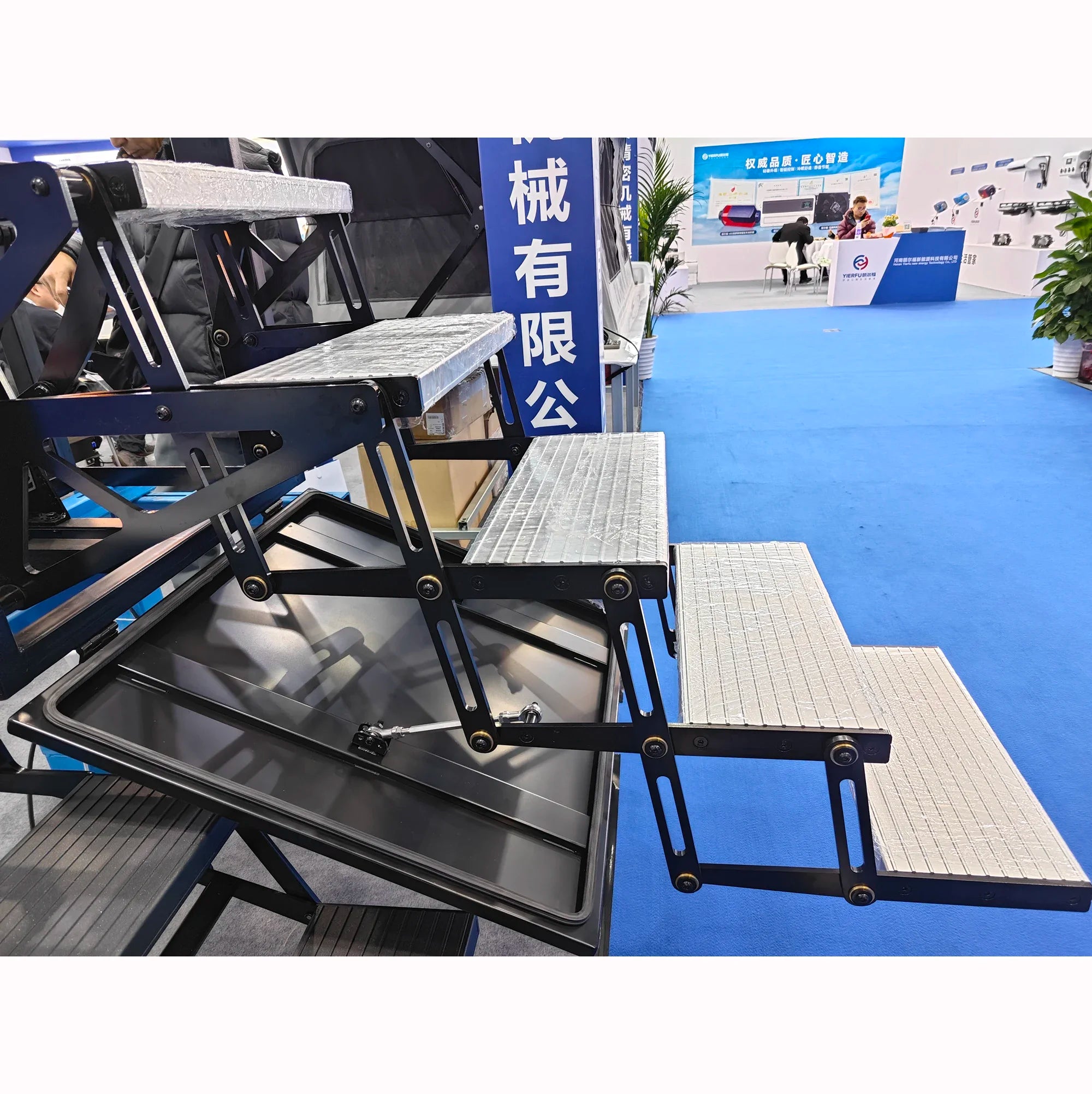 Escalones plegables eléctricos automáticos para camiones pesados ​​y camiones de comando, accesorios interiores para autocaravanas.